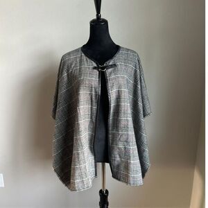 NWT VINCE CAMUTO Grey White Buckle Front Plaid Cape Poncho Jacket Topper